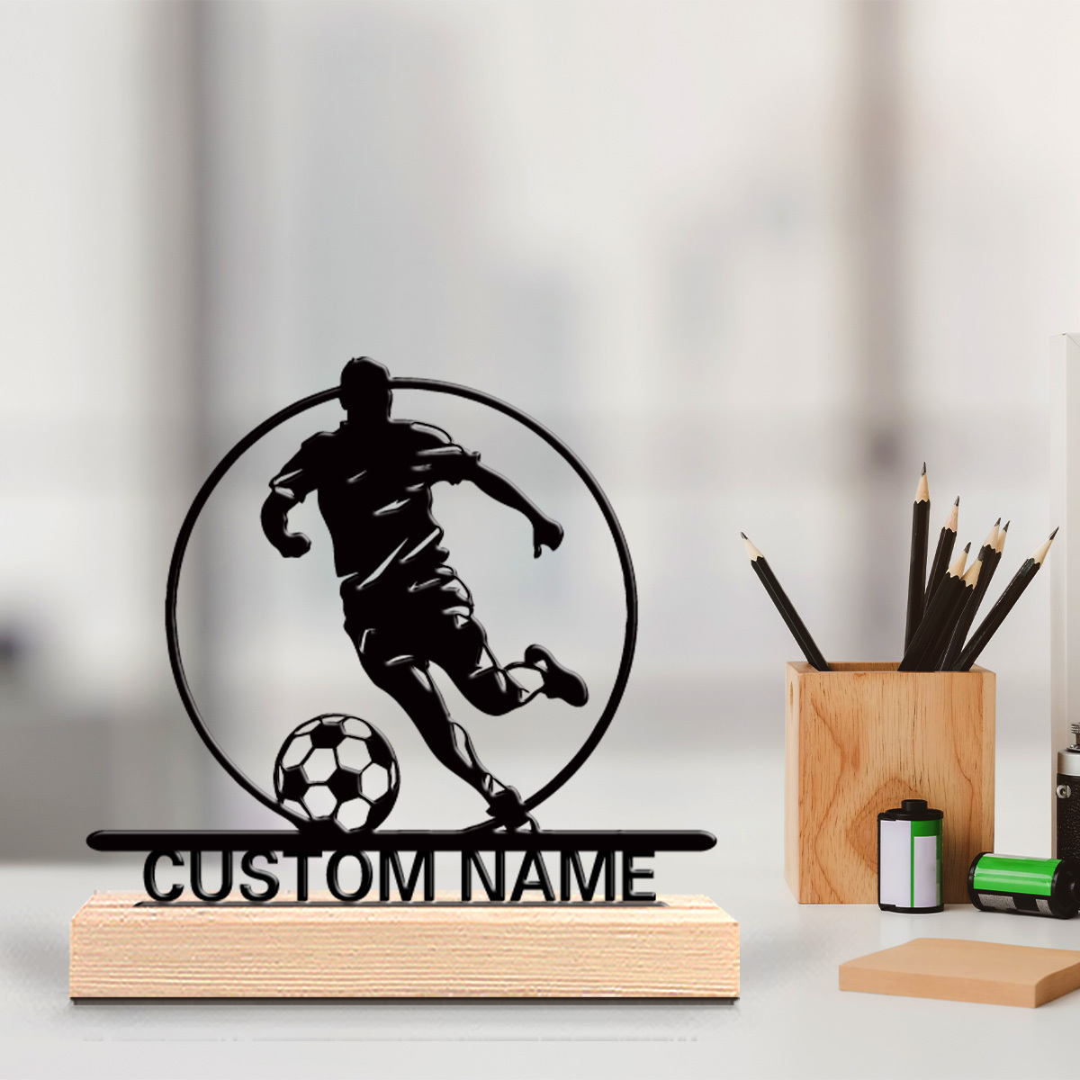 Home Office Design - รูปปั้นนักฟุตบอลโลหะสั่งทำพร้อมชื่อ ฐานไม้ตกแต่งโต๊ะ ของขวัญสำหรับแฟนฟุตบอล ของขวัญวันเกิด/วันหยุด/ตกแต่งบ้าน/สำนักงาน